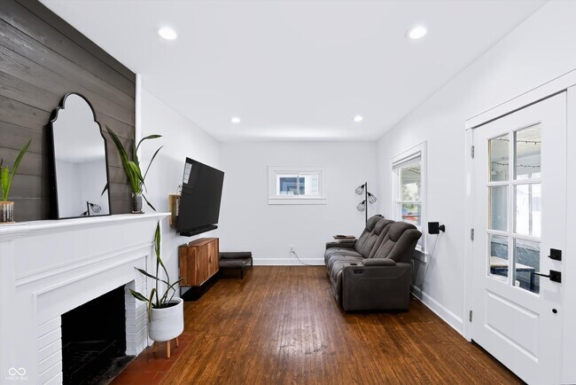 Building Photo - 3910 N Kenwood Ave