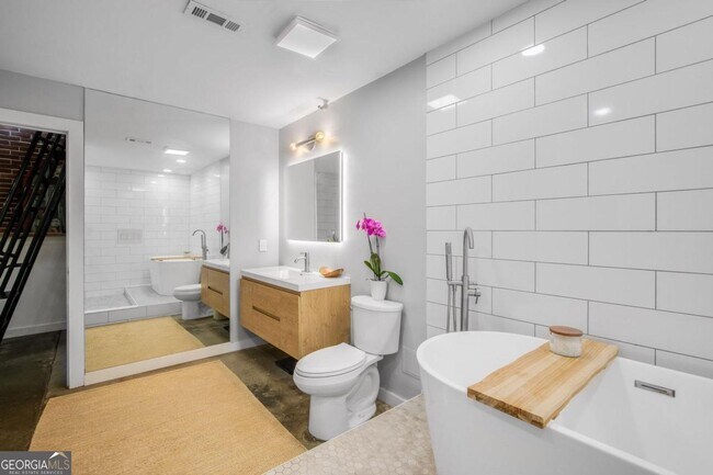 Building Photo - 174 Chester Ave SE