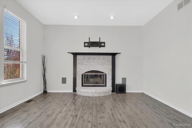 Building Photo - 2565 River Woods Dr N
