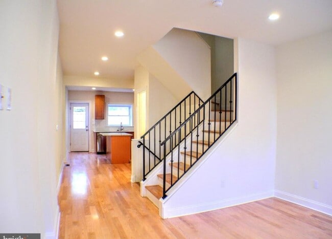 Building Photo - Gorgeous queen village property available