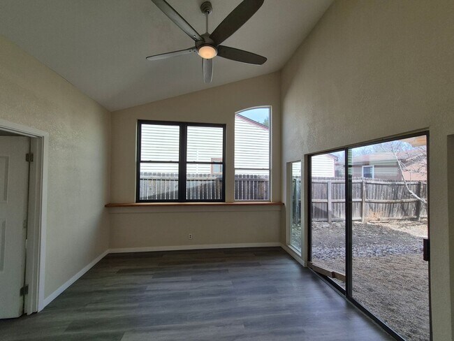 Building Photo - 4018 Sunrise Cove Dr