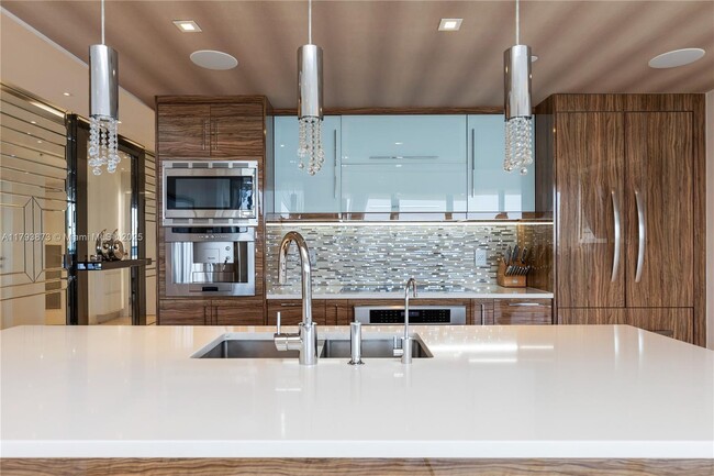 Building Photo - 5875 Collins Ave