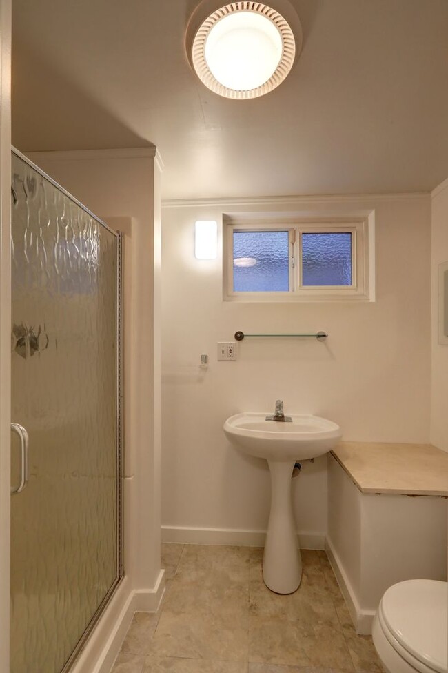 Building Photo - Unique Laurelhurst 3 Bedrooms with 2 Bathr...