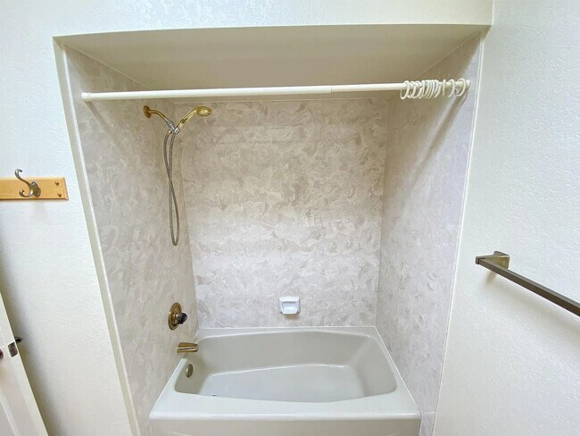 Building Photo - Spacious 2bd/2bath + Den home in Catalina ...