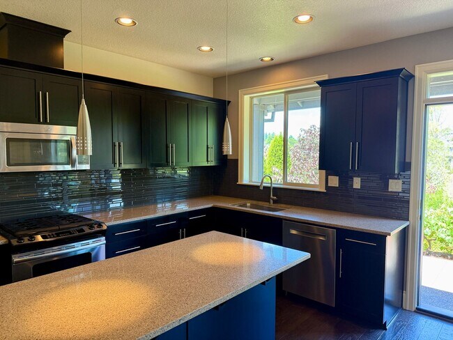Building Photo - Custom Built Home-Bethany Village Delight