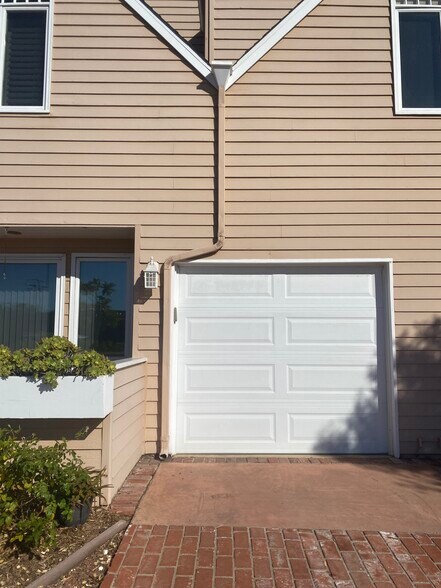 Building Photo - 7629 Draper Ave