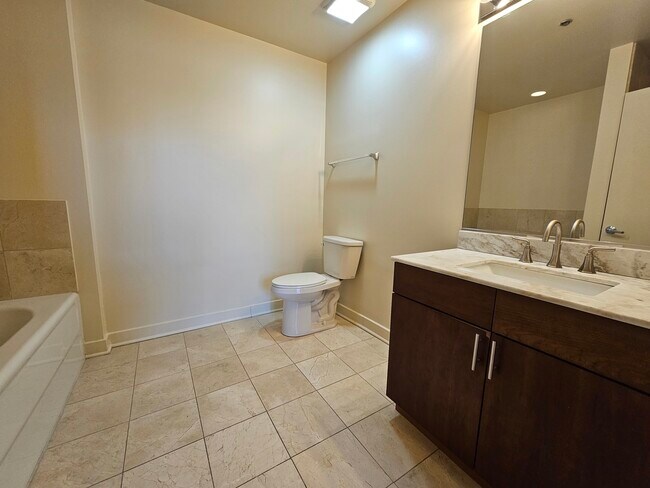 Building Photo - 320 E 21st St