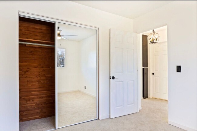 Building Photo - 2118-2118 Avalon Cir