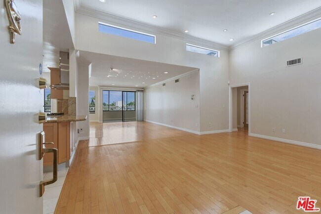 Building Photo - 4443 Ventura Canyon Ave
