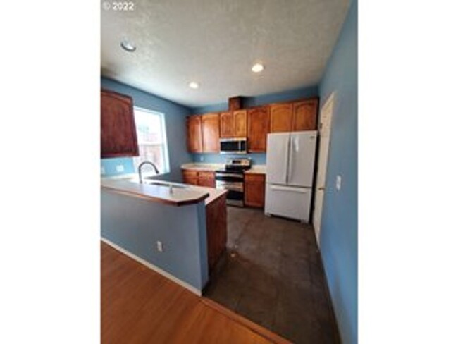 Building Photo - 3 Bedroom Fairview Home, Close to Blue Lak...