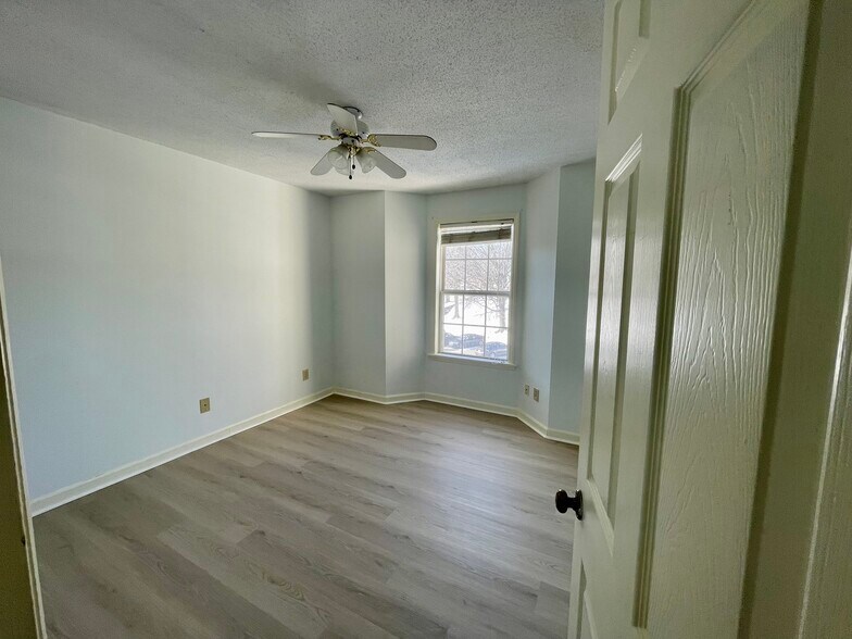 Building Photo - 6704 W Friendly Ave