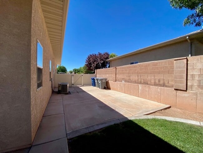 Building Photo - 394 N 2720 E