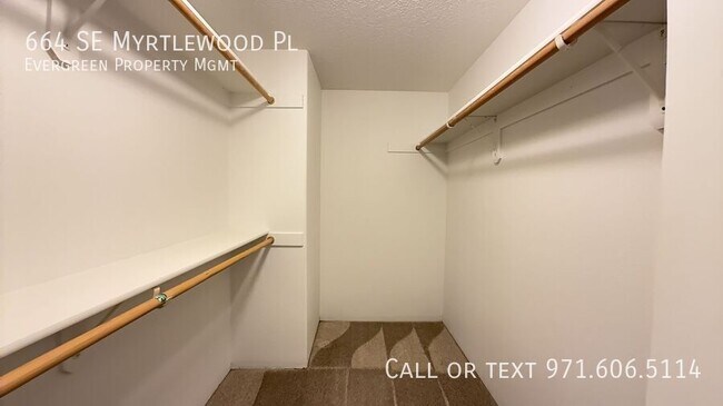 Building Photo - 664 SE Myrtlewood Pl