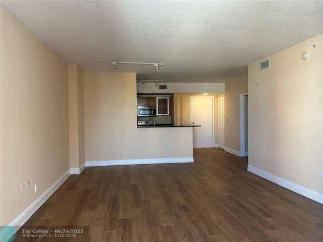 Building Photo - 2775 NE 187th St
