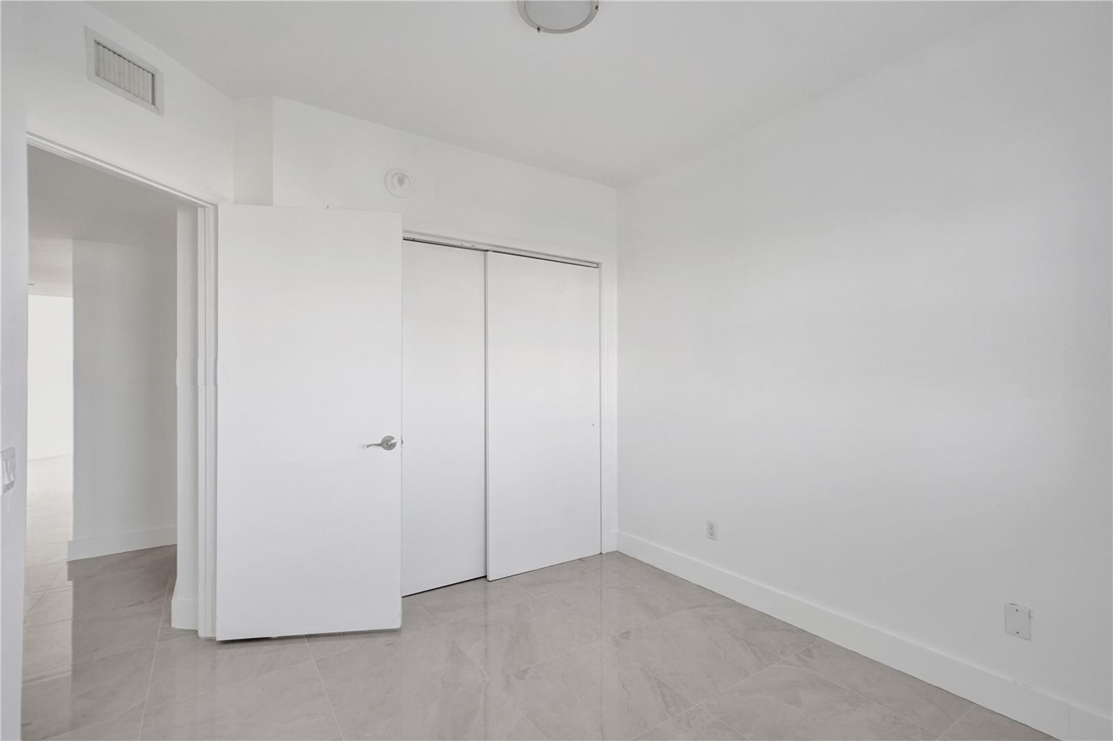 Building Photo - 14951 Royal Oaks Ln