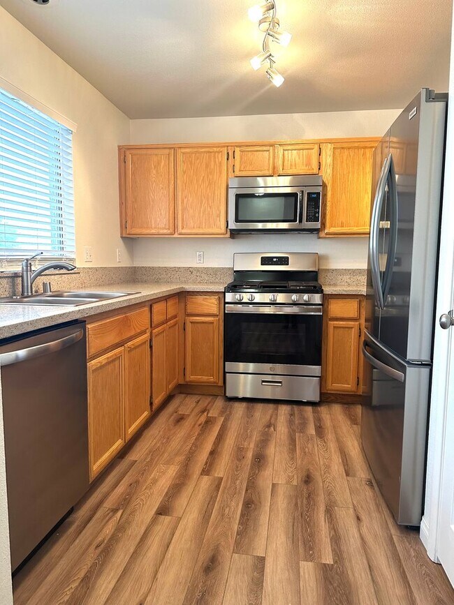 Building Photo - Green Valley 3-Bedroom Single Story Home in Gated Community.