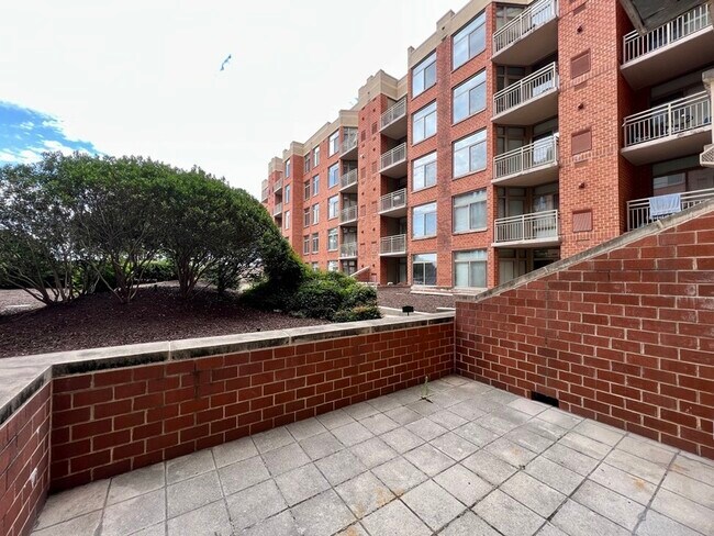 Building Photo - 3600 S Glebe Rd