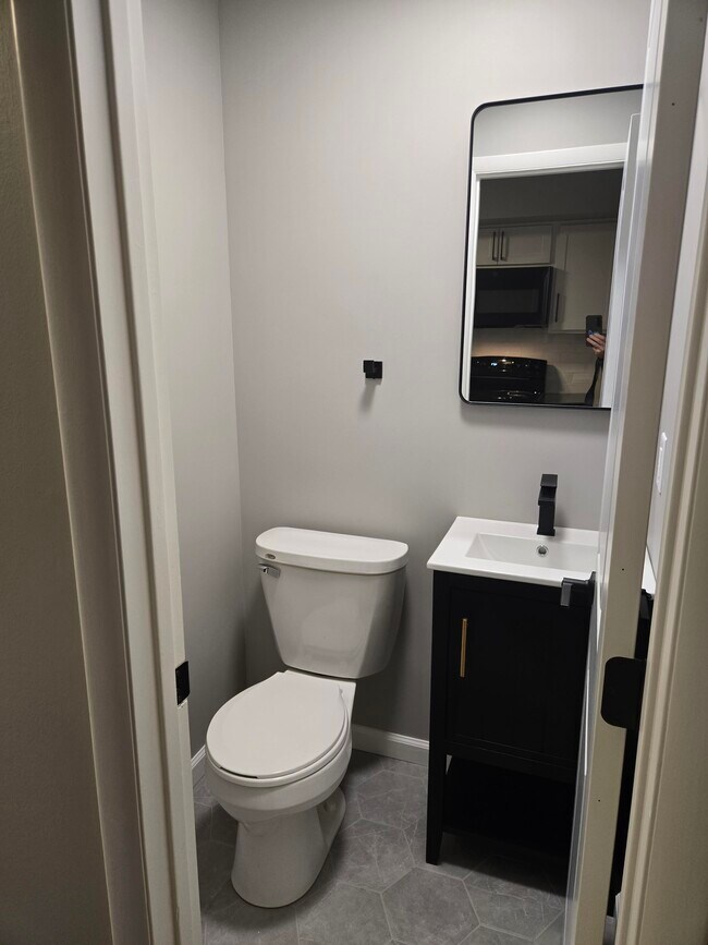 Building Photo - 541 E School St