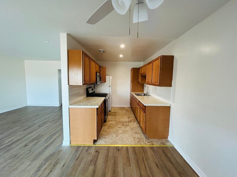 Building Photo - 1414 S Orange Grove Ave