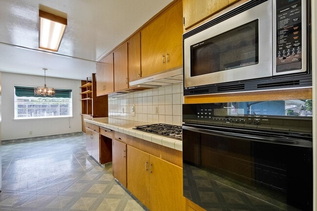 Building Photo - 160 Kit Carson Ct