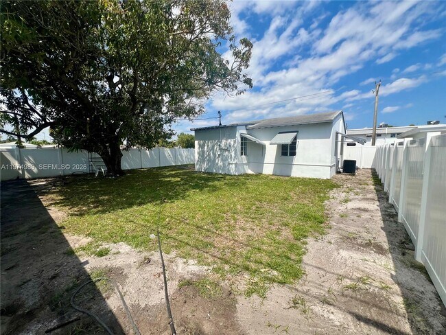 Building Photo - 1710 Arthur St