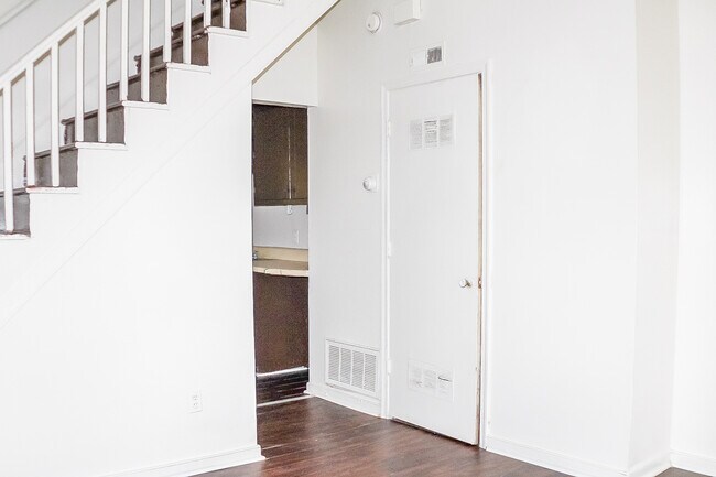 Building Photo - 712 Mt Airy St