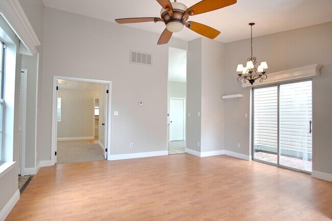 Building Photo - Beautiful 2-Bedroom, 2-Bath Duplex Near Ho...