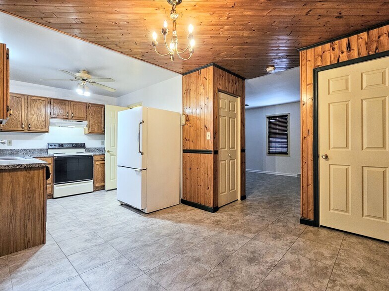 Building Photo - 160 Northwood Ct