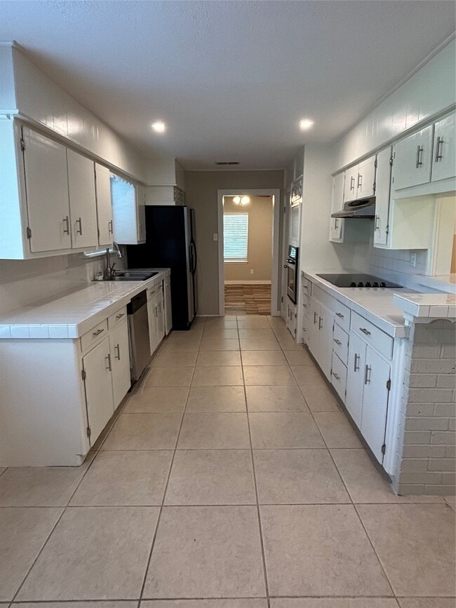 Building Photo - 8049 Forest Hills Dr