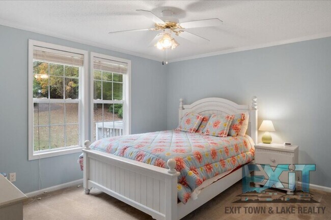 Building Photo - Lakefront Rental in Long Branch Shores