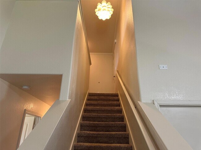 Building Photo - 201 N Hunting Lodge Ln