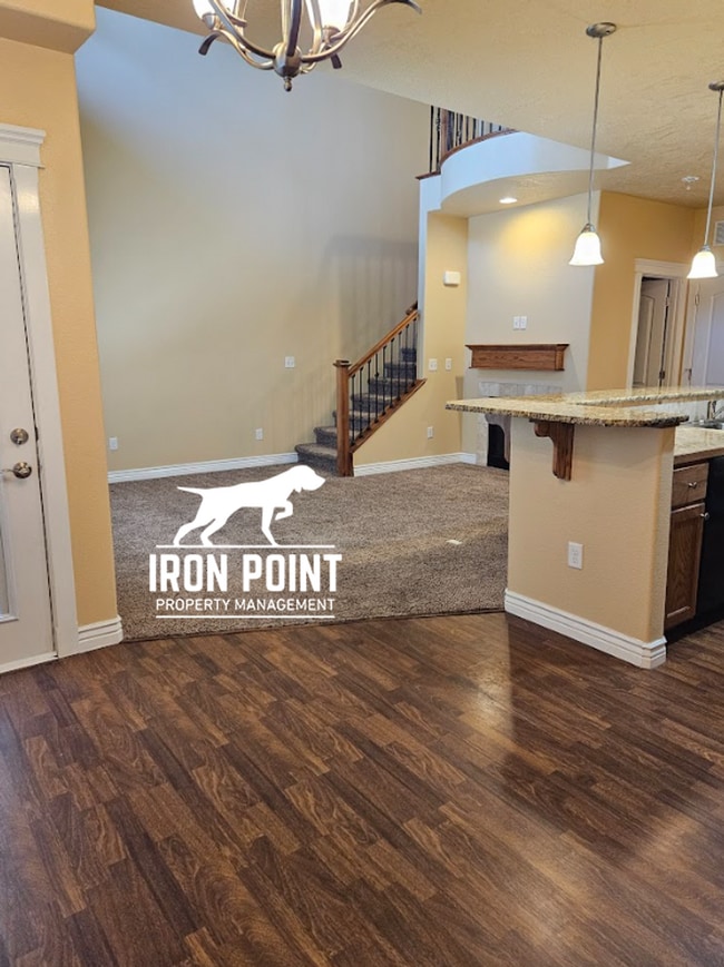 Building Photo - 3/2.5 in Boise-2 Car Garage, Fireplace, Vaulted Ceilings, Landscaping Included.
