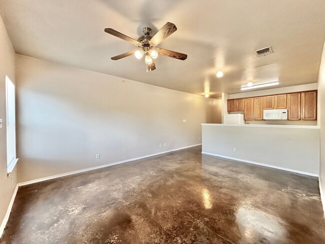 Building Photo - Conveniently located townhome in Universal...