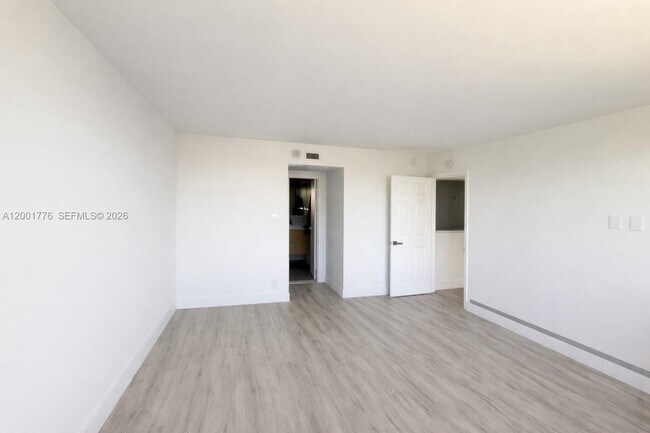 Building Photo - 16565 NE 26th Ave