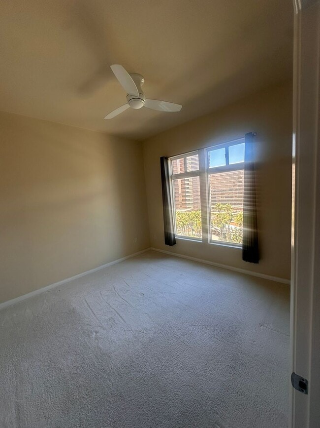 Building Photo - 1BR High-Rise with Balcony & Views