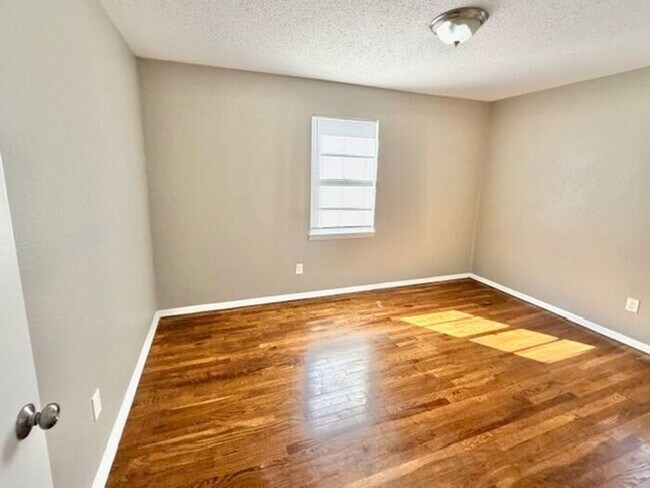 Building Photo - Now Leasing a 3-beroom 1 bath home in Whitehaven.