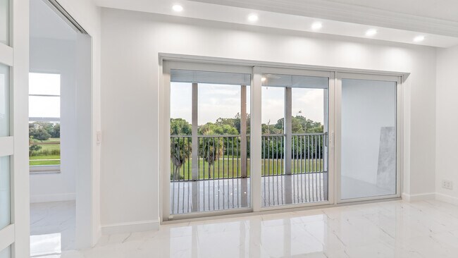 Building Photo - 3000 N Palm Aire Dr