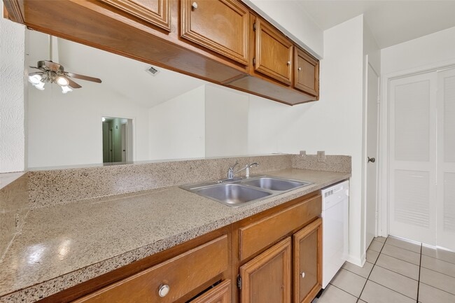 Building Photo - 2709 Lee Cir