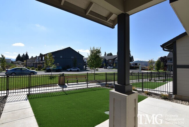 Building Photo - AmazingTownhome with Stunning Finishes! 1900+ Sq Ft, Fenced Yard!
