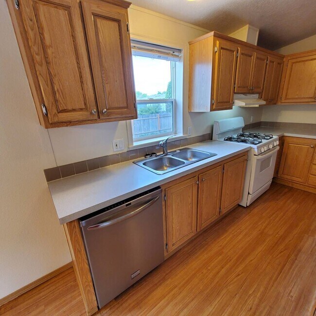 Building Photo - Pet Friendly 4 Bedroom  2 Bath w/ 2 Car Garage