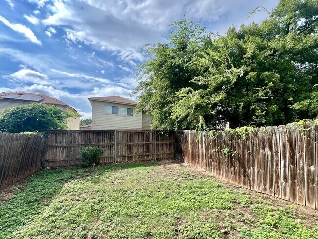 Building Photo - 5107-5109 Flipper Dr