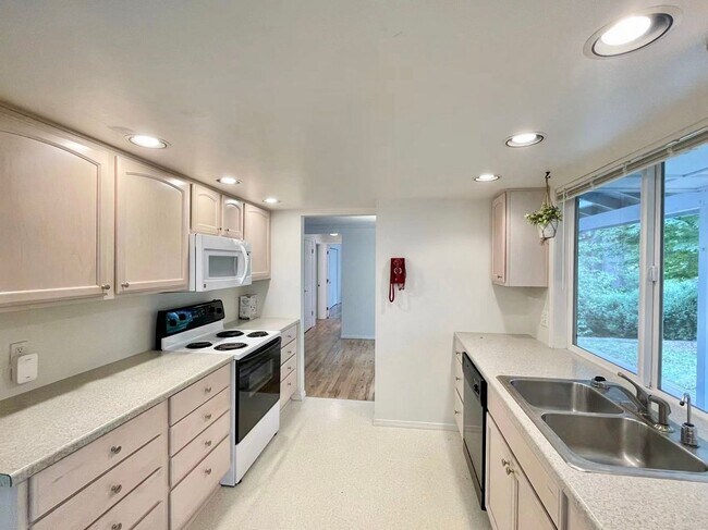 Building Photo - Spacious 5-Bedroom Home in Prime Location