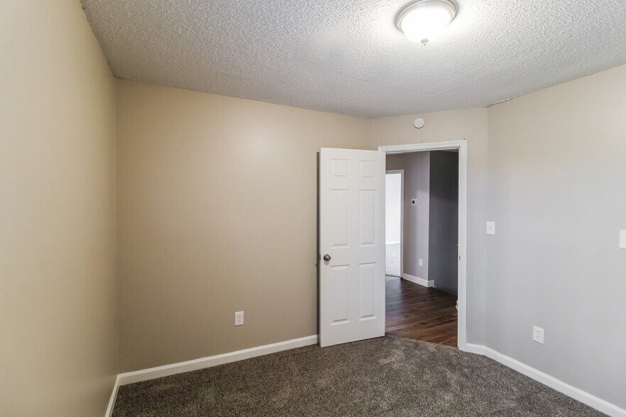 Building Photo - 7152 Ravenwood Ln