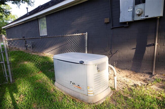 Building Photo - 12811 Fisher Dr