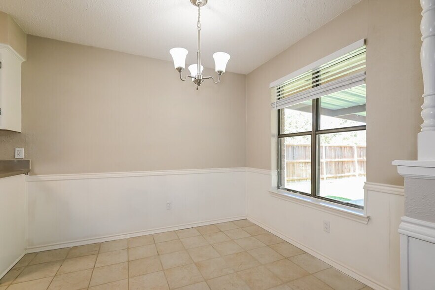 Building Photo - 302 Memorial Dr