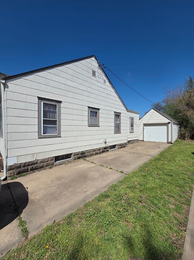 Building Photo - 720 W Dayton Ave