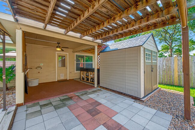 Building Photo - 2034 Wooded Oaks Dr