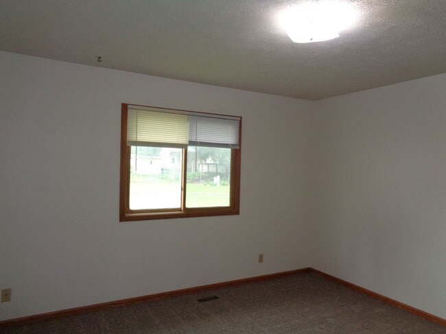 Building Photo - Spacious 3-Bedroom Home with Fenced Yard –...