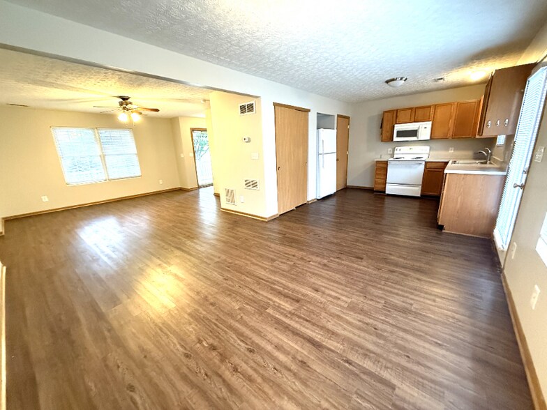 Building Photo - 7127 Black Mountain Dr