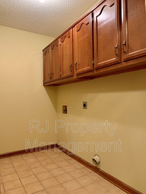 Building Photo - 6678 Spencer Forest Cove W